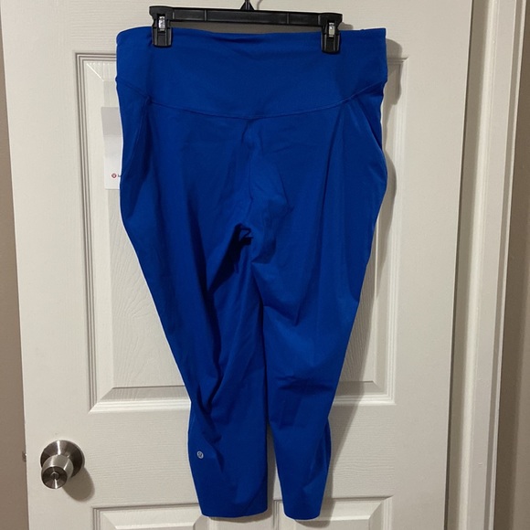 NWT Lululemon base pace hr crop - Picture 5 of 10
